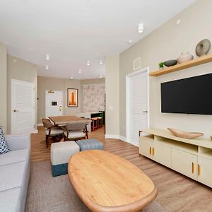 Two-Bedroom Corner King Suite Two Queen Beds Sofa Kitchen